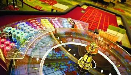 Antarmuka permainan Ceme Online di platform 77 lucky dengan tampilan meja dan kartu digital